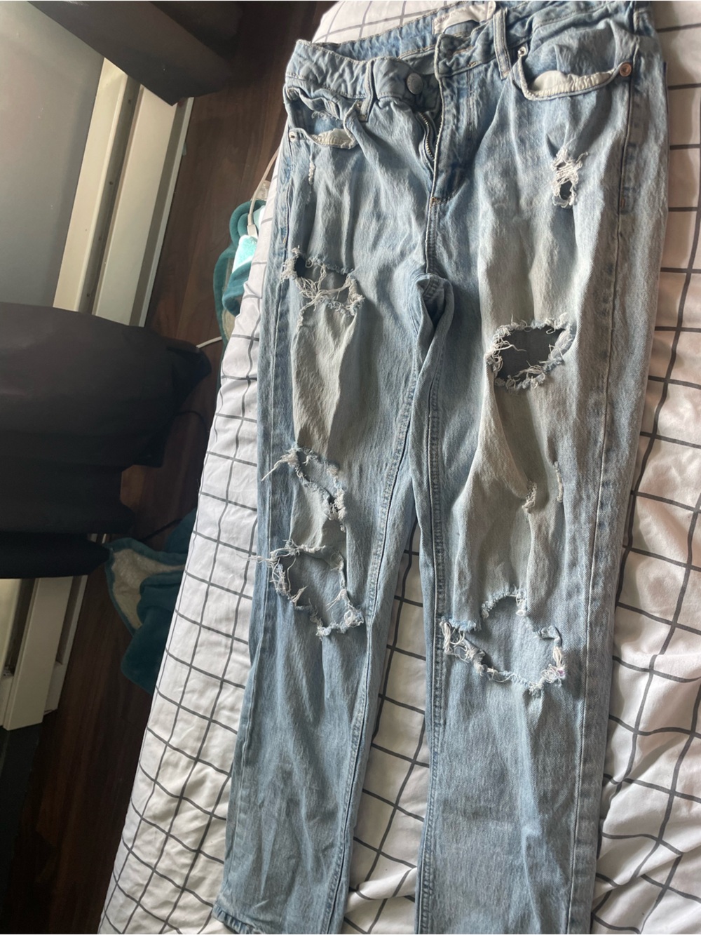 Light Wash Distressed Womenโs Jeans